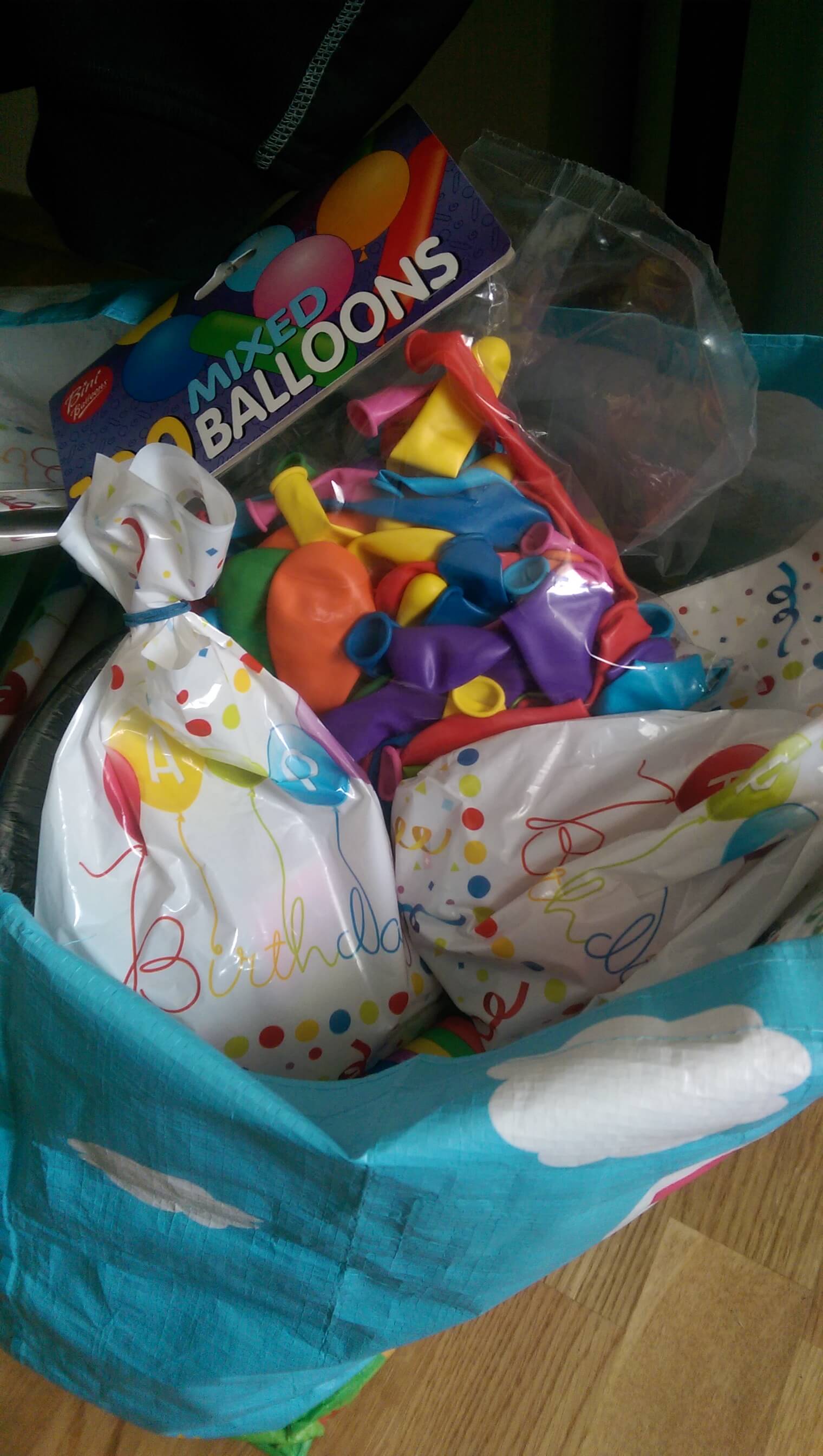Godteriposer og ballonger på plass-i dag blir det bursdagsfest